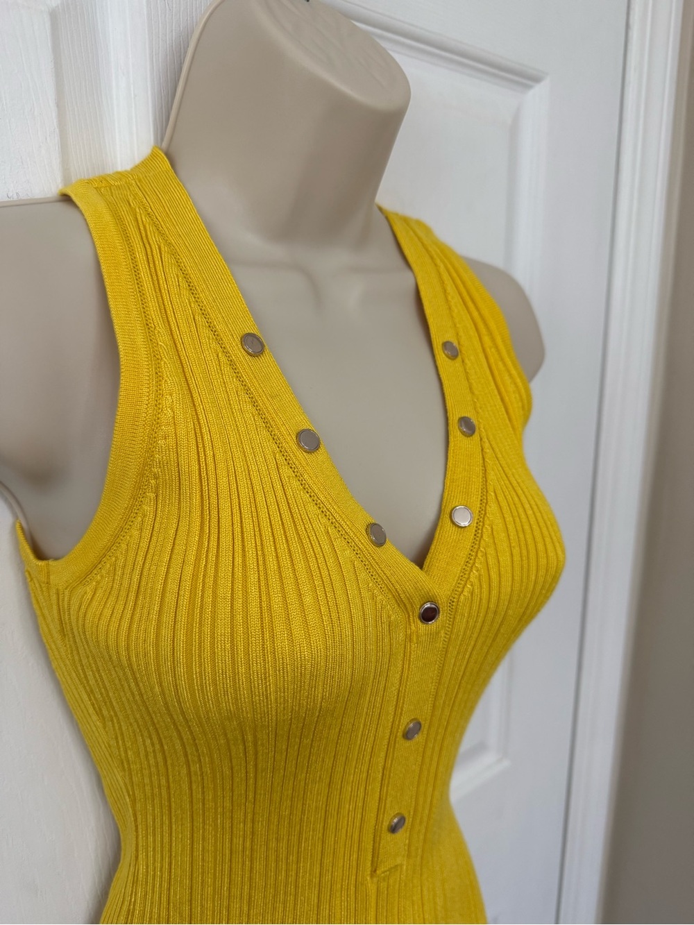 White House Black Market Yellow Ribbed Tank XS Snap Front Stretch Top - Picture 5 of 9